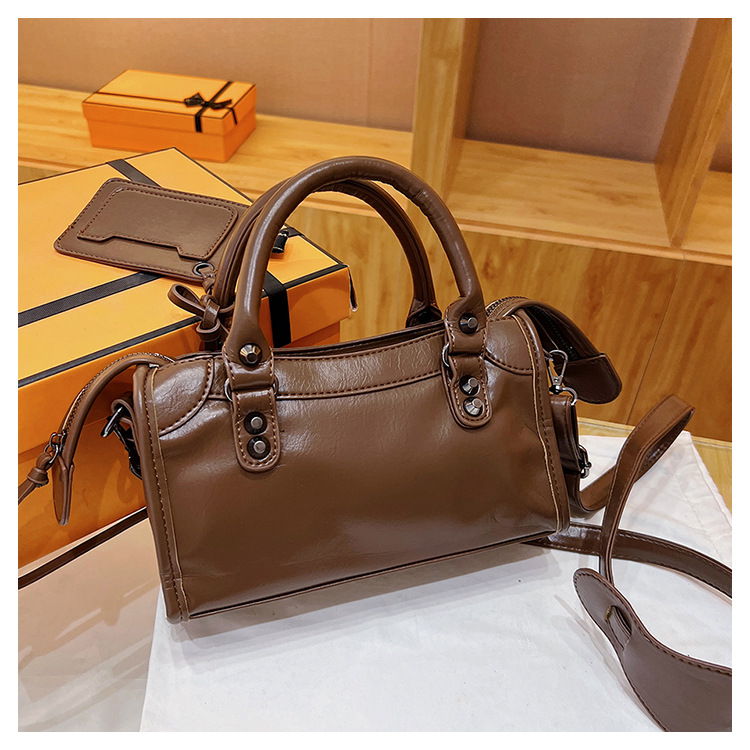 Sacs design de niche pour femmes 2023 nouveau sac à aisselles à rivets populaire sac à bandoulière à bandoulière unique millénaire sac de moto fille chaude_voghion.com