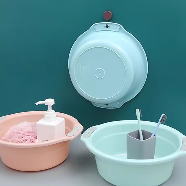 厚い洗面器のプラスチックのたらいは野菜のたらいの大きいサイズを洗います。|undefined