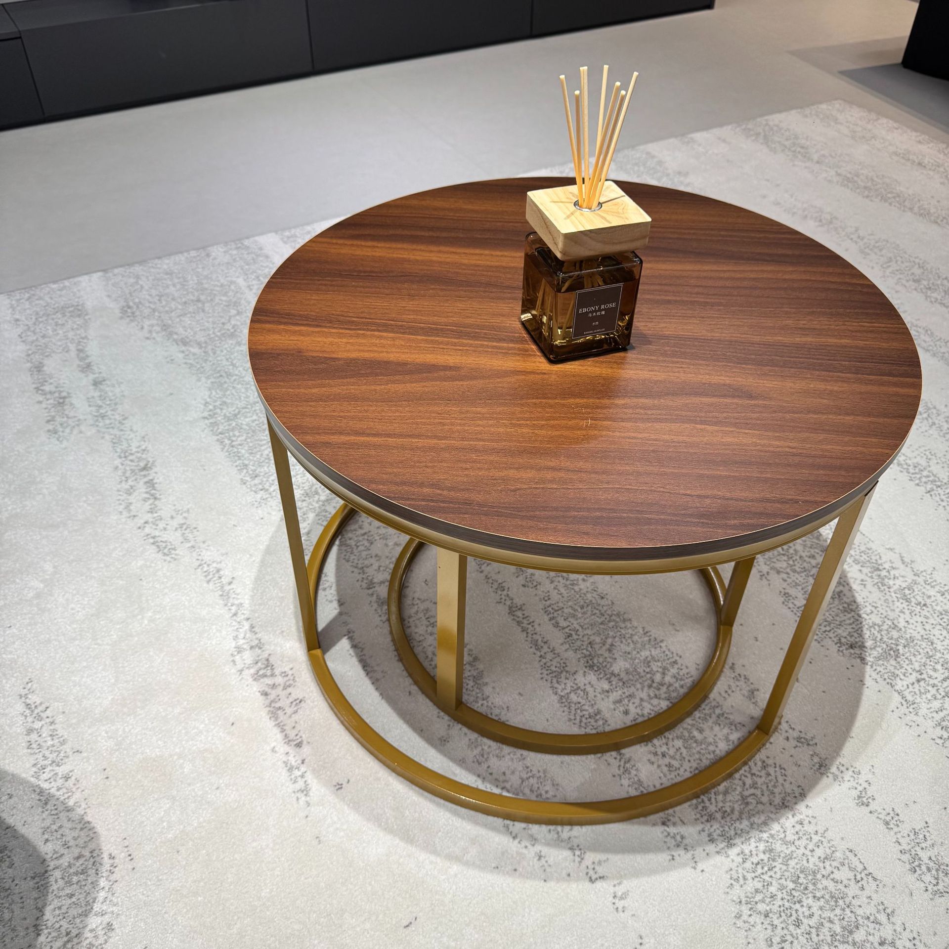 Mejora de estilo moderno de sala de estar mesas de té redondas de hotel simple de alta calidad mesa de alquiler de chapa minimalista image 5