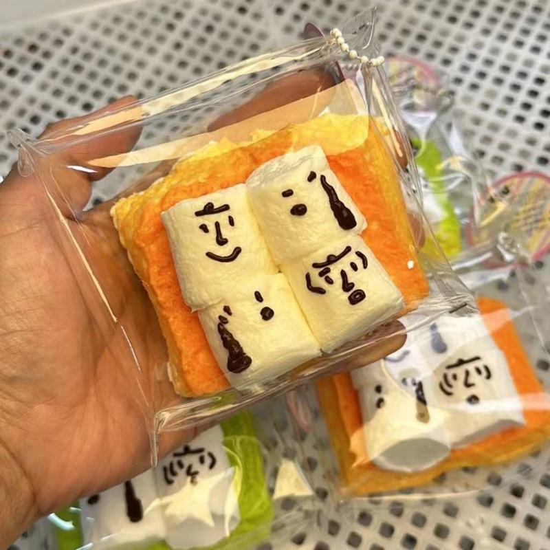 スヌーピートーストマシュマロ食品級シリカゲルは赤い本をつまんでいます。|undefined