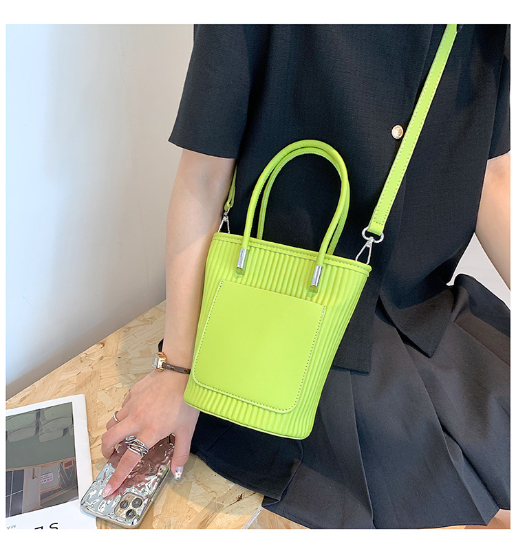 Summer New Fashion Messenger Bag Texture Portable Bucket Bag display picture 3