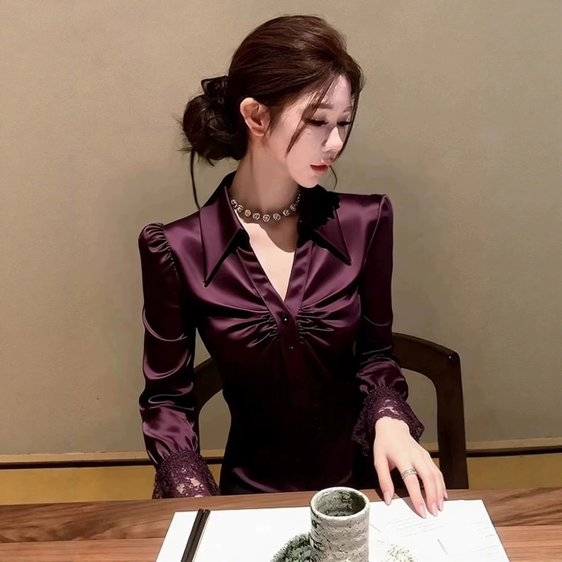 This stunning summer top features a sophisticated design, perfect for important occasions, exuding an elegant and unique aura. It's a beautiful acetate satin shirt This stunning summer top features a sophisticated design, perfect for important occasions, exuding an elegant and unique aura. It's a beautiful acetate satin shirt