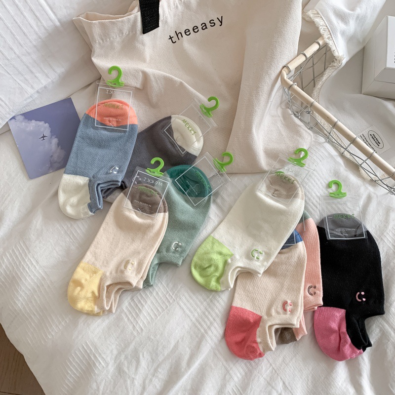 25春夏の色合わせの骨のない船の靴下はシンプルで清新な笑顔の刺繍の浅い口の靴下のドーパミンと見えない靴下を防ぎます。