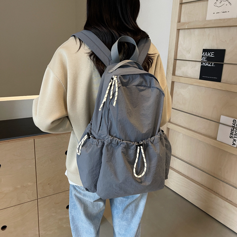 Mochila de nailon ligero para mujer 2024 nueva mochila de viaje casual de gran capacidad para estudiantes de secundaria