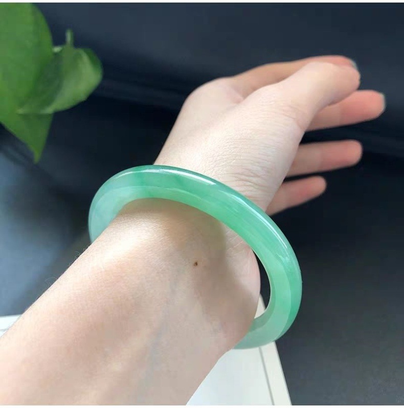 Vòng tay ngọc bích Miến Điện dạng Dingdong băng táo xanh dải xanh nổi tròn mịn chính hãng chi tiết 5