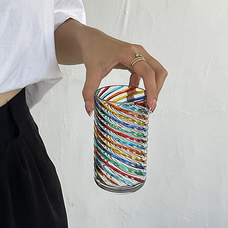 Ins nicho diseño de color contrastante pintado a mano taza de agua de vidrio de colores taza de jugo refractará la luz del arco iris taza medieval