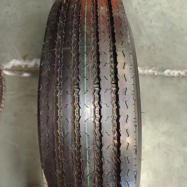 9.5R17.5汽车轮胎真空胎卡车客车轮胎大载防扎厂家批发9.5r17.5