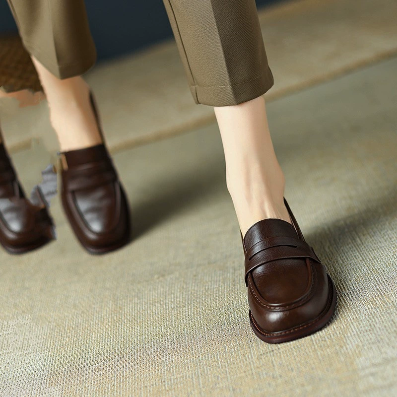 Огромный свет ~ Маленькие кожаные туфли с круглой головой и мелким ртом женские 2024 новые коричневые толстые туфли на среднем каблуке