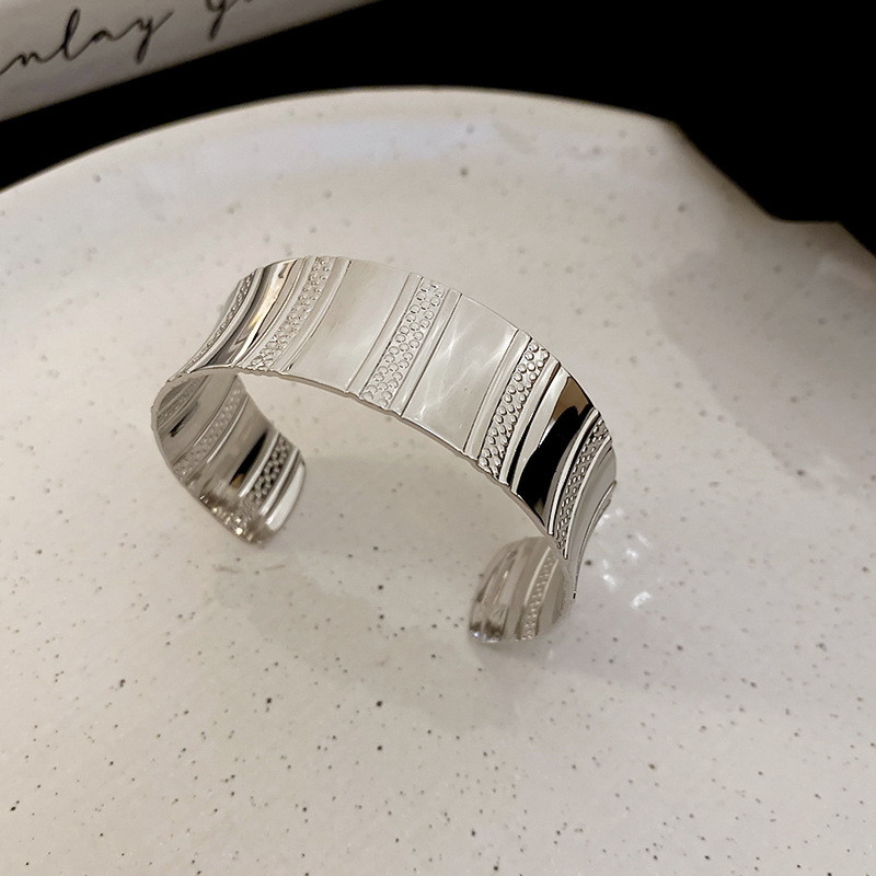 Europa y América plisada redonda abierta pulsera de metal estilo frío pulsera personalizada luz lujo alto sentido pulsera fábrica al por mayor