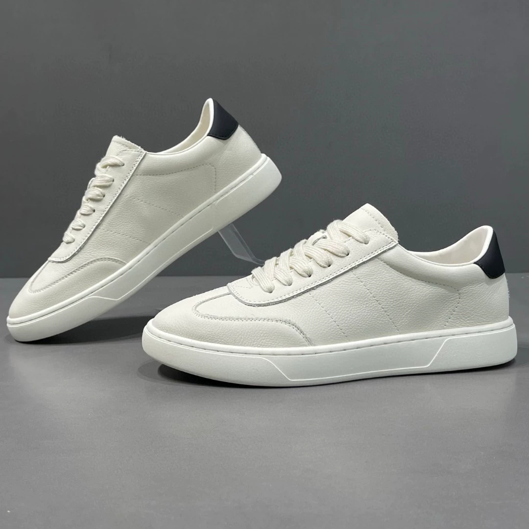 Европейские товары 2025 летние новые плоские кроссовки модные из натуральной кожи белые туфли мужские плоские каблуки универсальные спортивные и повседневные кроссовки