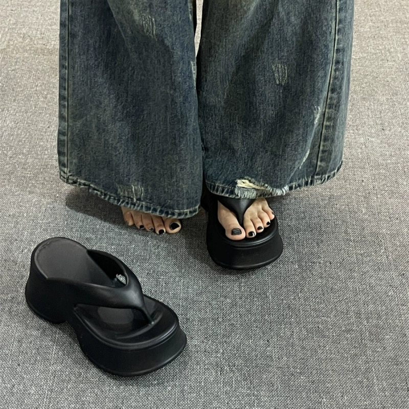 8 см толстая подошва шлепанцы женские туфли на туфлях 2025 новые туфли на высоком каблуке женские летние нетто-красные сандалии пляжные туфли