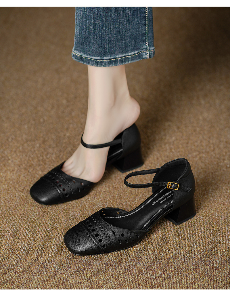 Sandal nữ da dê chạm trổ hoa văn, gót vuông 4,5 cm, mũi vuông hở — đen chi tiết 2