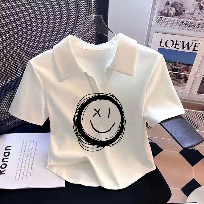 Белая футболка с короткими рукавами и воротником-поло в студенческом стиле с мультяшным принтом для женщин, летняя утягивающая футболка с коротким верхом на правое плечо, хлопок