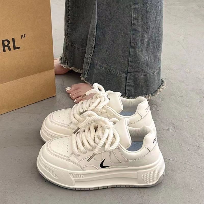 Pequeños zapatos blancos para mujeres 2024 nuevos zapatos deportivos casuales de soleas gruesas de otoño que coinciden con el nicho de los zapatos de entrenamiento de moda