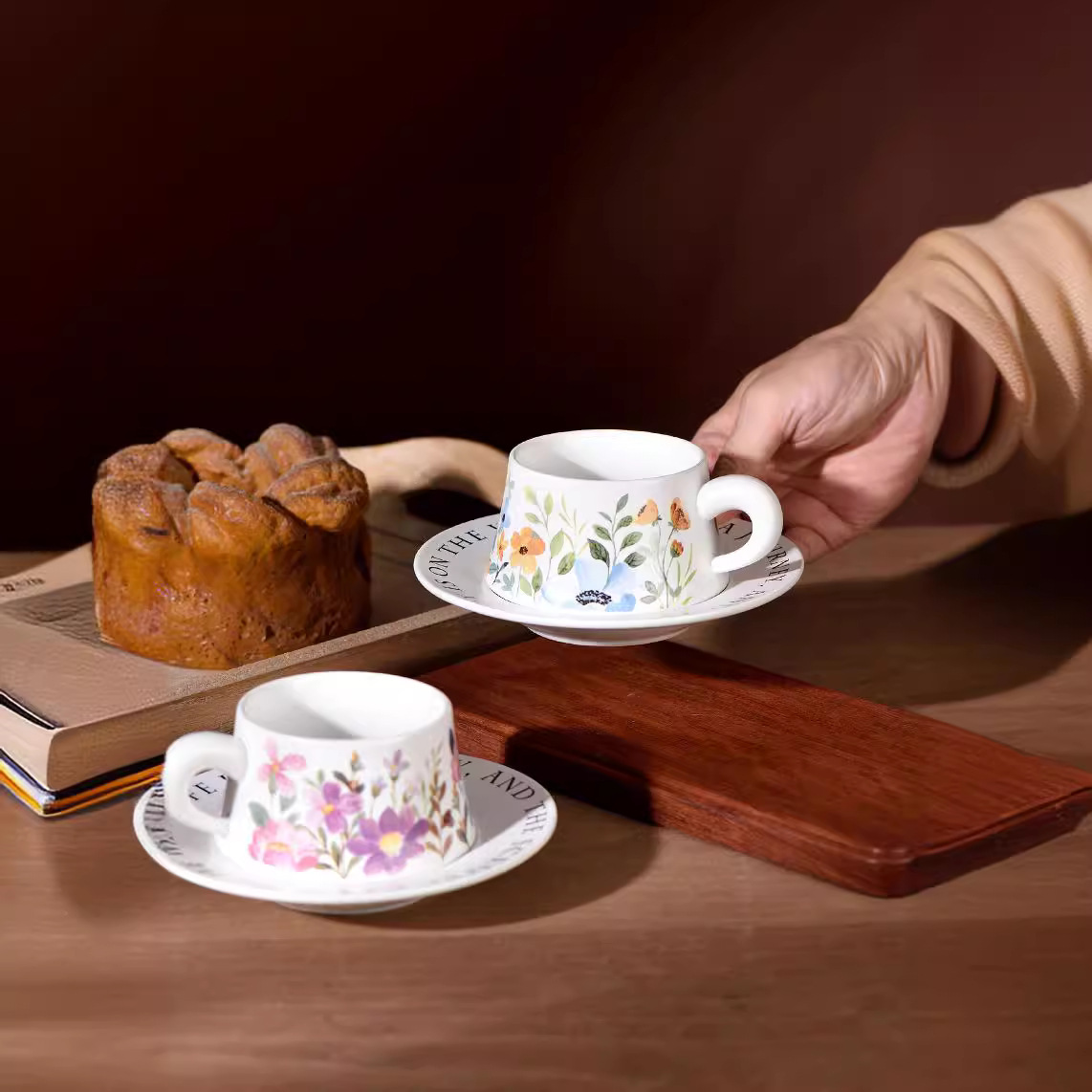 Luz lujosa francesa romántica pequeña flor de cerámica taza de café plato casual té de la tarde café nuevo conjunto de tazas de agua de porcelana hueso