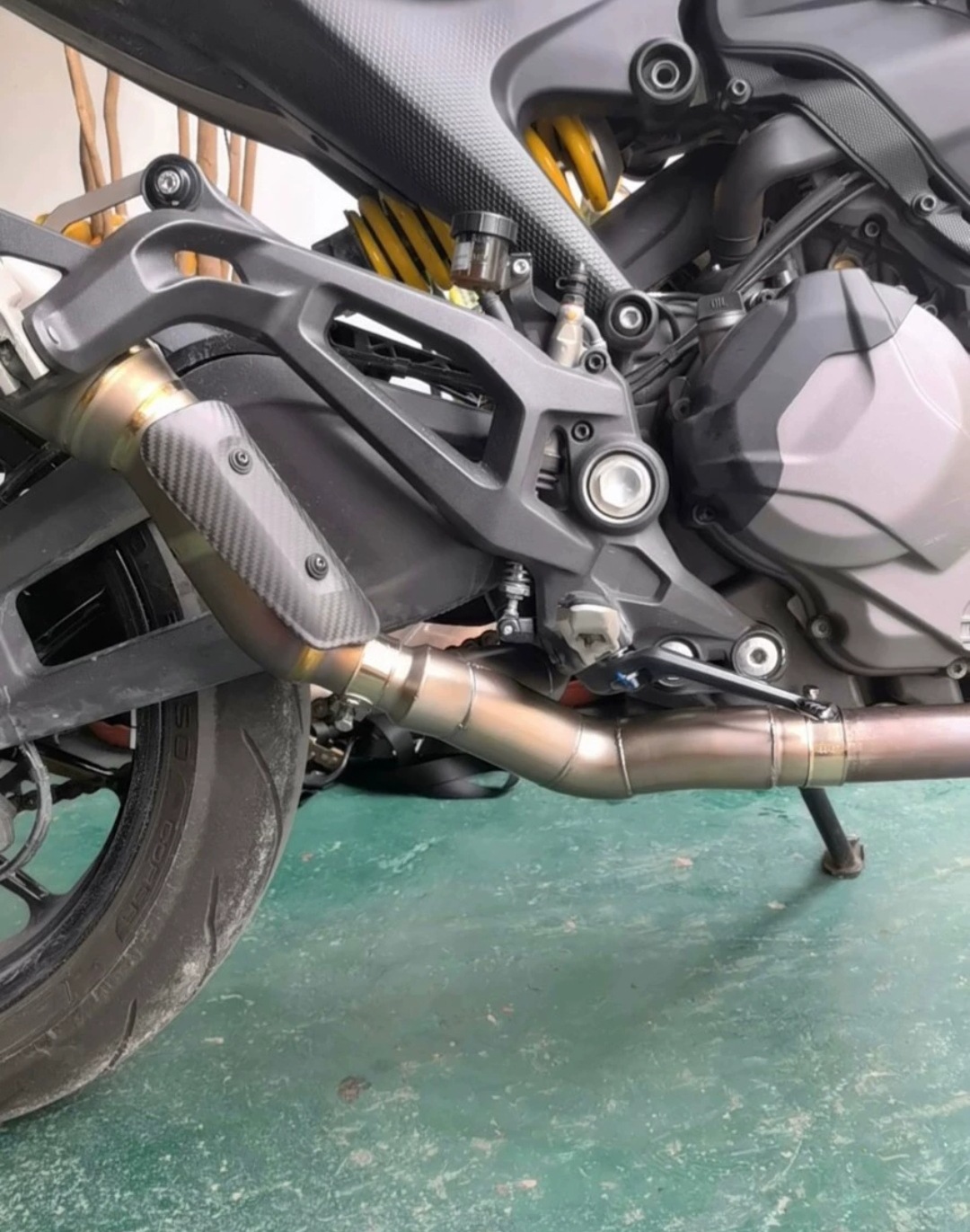 Suitable for Ducati Desert X/Monster937/Monster 950 Motorcycle Modified Titanium Alloy Exhaust Pipe Middle Section