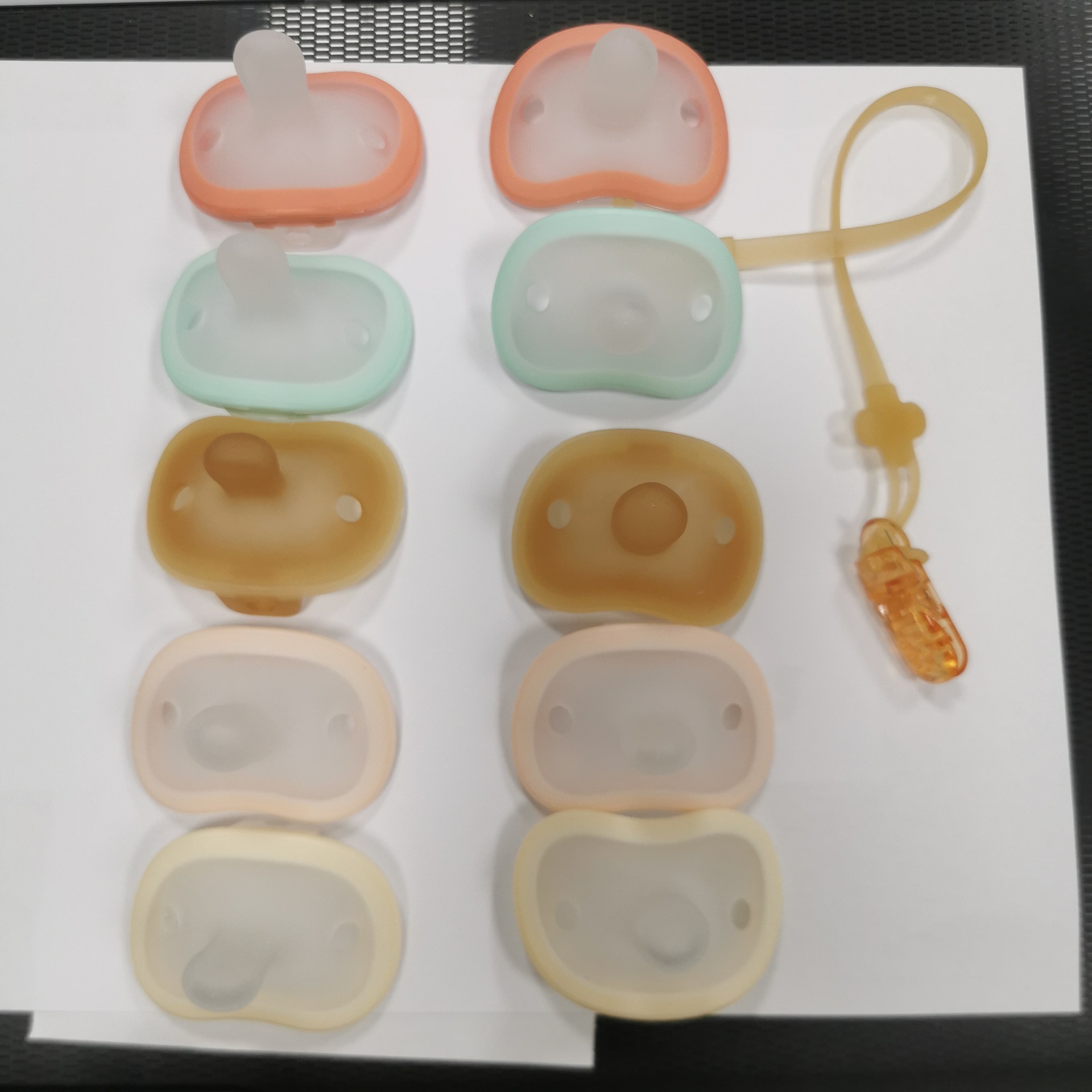 Two-Color All-In-One Full Silicone Pacifier for Newborns, Super Soft, Light, Flat Head, Anti-Buck Teeth, Universal for Day and Night Use