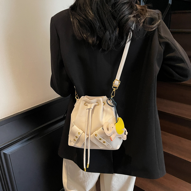 Moda de primavera y verano de alta gama bolso pequeño femenino 2025 nuevo estilo estilo coreano de moda bolso de cubo de aire extranjero bolso de mensajero de hombro de todo fósforo