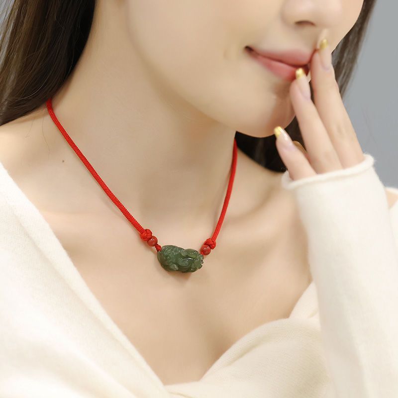 Collar de jade Hotan, cuerda roja trenzada para mujeres, colgante de jade para hombres, pareja, este año de vida, cadena de clavícula, pico explosivo.