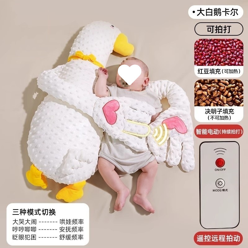 El bebé le da unas palmaditas en el trasero para conciliar el sueño.