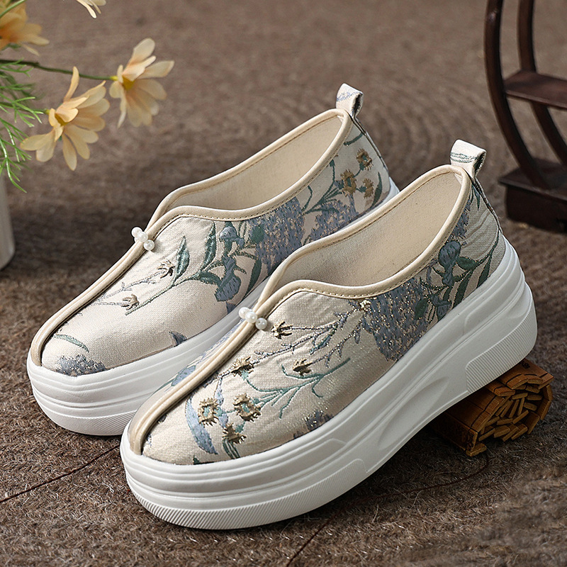 Spring and Autumn 2025 New Arrival Ancient Style Soft-soled Thick-soled Hanfu Shoes Embroidered with Horse-faced Skirt Casual sneaker