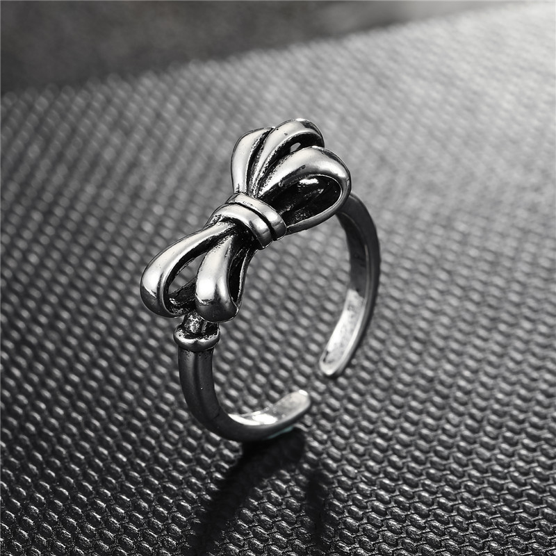 Fashion Geometric Bow Smooth Hollow Metal Ring display picture 2