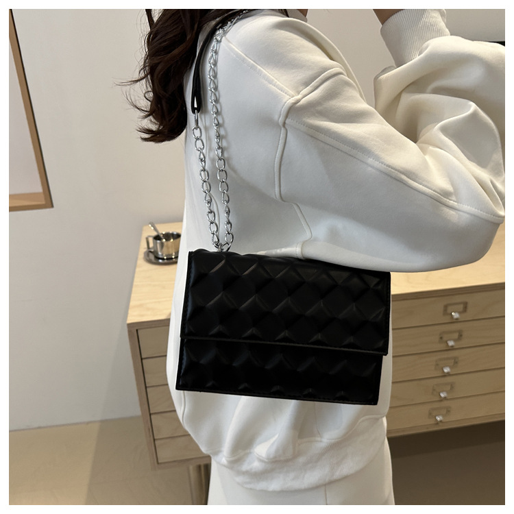 The 2024 autumn new embossed diamond-shaped single-shoulder crossbody bag with a chain design is a niche, fashionable, simple and retro small square bag undefined