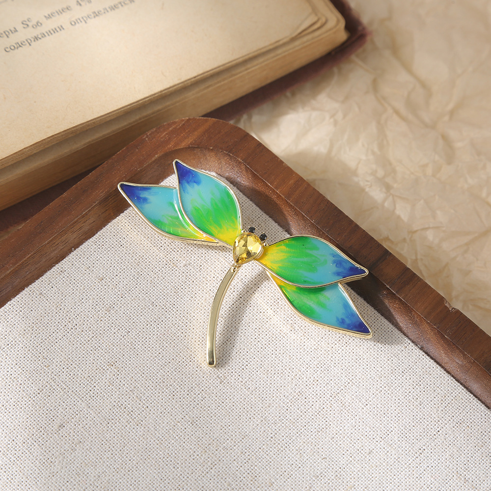 Vintage Emerald Green Enamel Dragonfly Brooch with Blue-Green Gradient, Fashionable and High-End Three-Dimensional Brooch Accessory