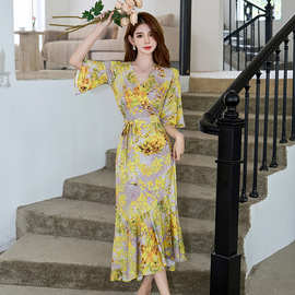 连衣裙法式风情金黄色花卉印花一片式裹身度假长裙