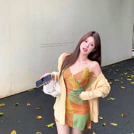 纯欲复古度假风吊带裙子女夏季新款V领不规则循环撞色印花连衣裙