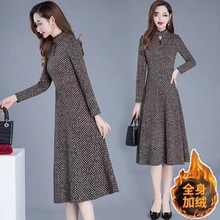 气质配大衣秋冬长袖连衣裙女2025新款冬季妈妈加绒加厚打底长裙子