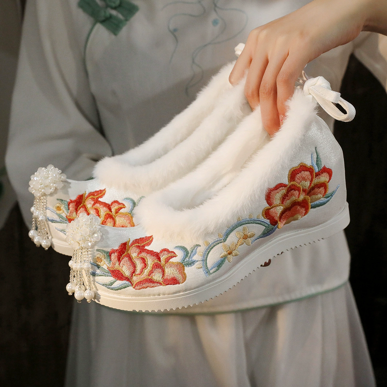 [Красочный плюс хлопок] Обувь ханьфу Женская Новая 2023 зимняя антикварная с древней вышивкой Обувь ханьфу с бантом