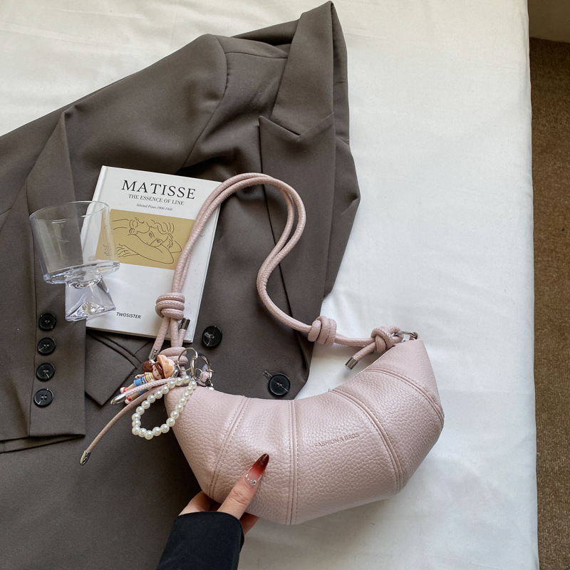 펜던트가 달린 보라색