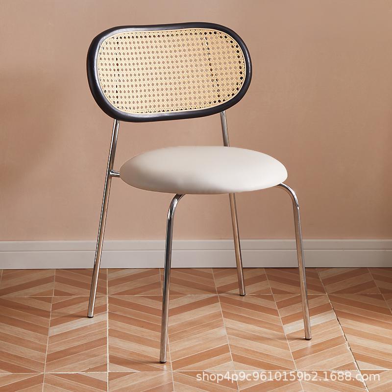 Respaldo Negro - cojín beige - piernas plateadas
