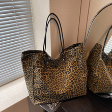 �¿�y���ذ���Ů�������W�t����μ�Ů��С���r��ُ��б���