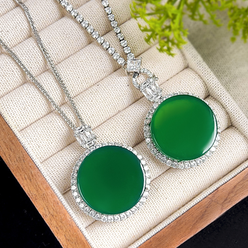 Otoño e invierno nuevo estilo Zhuangshengsheng Jewelry Ping An Wuai marca colgante collar de calcedonia regalo de cumpleaños piedra principal 25*25