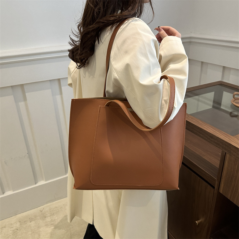 2024 otoño y invierno alta sensación de bolso de transporte de gran capacidad popular este año bolso de hombro de nicho retro bolso de tote