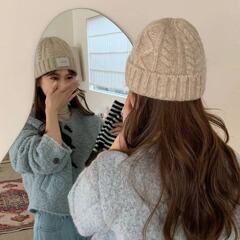 韓国版のシンプルな純色の巻き辺の麻の花の形の防寒保温のニットの帽子の男女のレジャーの耳の包みの毛糸の帽子