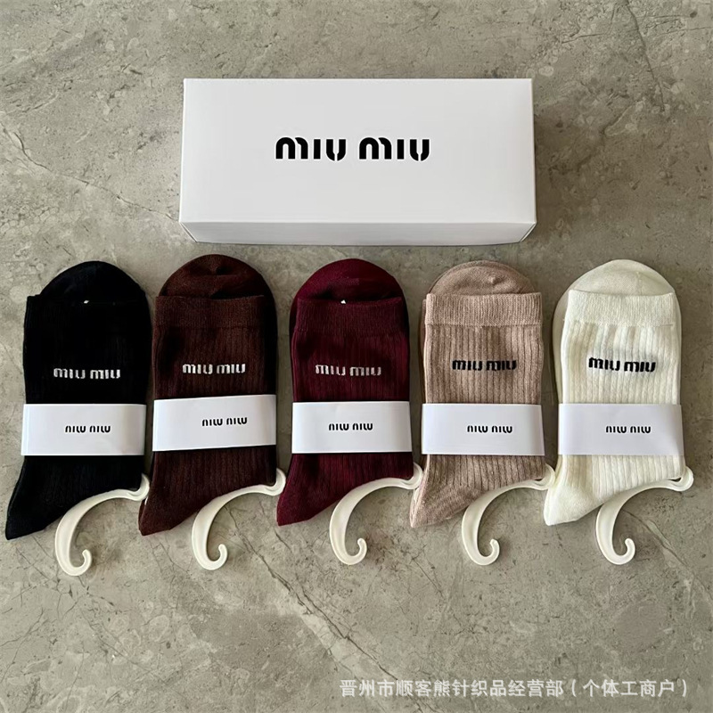 新製品 miumiu 綿靴下箱入り 5 足ミッドチューブレディースソックス水玉文字トレンディソックスシンプルでファッショナブルな外国貿易靴下|undefined