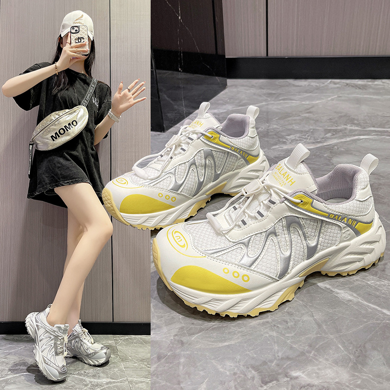 여성을위한 유럽 아빠 신발 2025 여름 통기성 얇은 메쉬 다목적 경량 야외 하이킹 대비 색상 캐주얼 스포츠 신발 유행