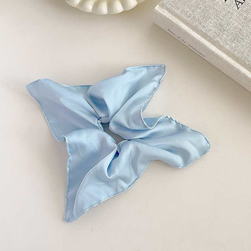 鞠婧は同じタイプの白いサテンの方巾です。