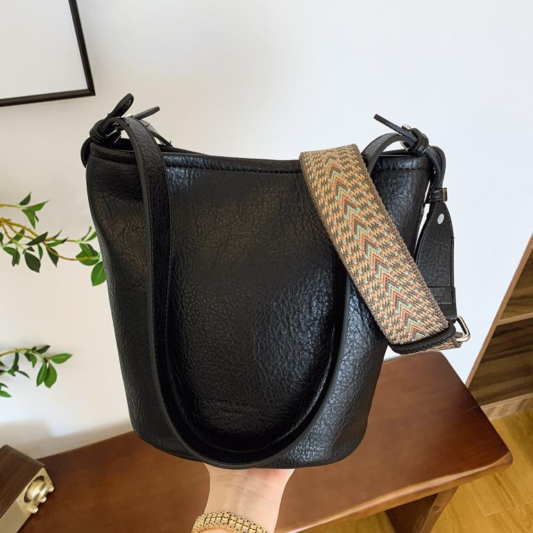 Este año, bolsos populares de mujeres de gran capacidad 2025, nueva moda retro, bolsos de hombro de alta calidad, bolsos de cubo de agua.