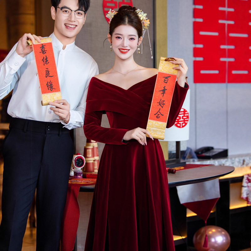 Red Engagement Dress for the Bride, Plus-Size Slimming Off-Shoulder Wedding Evening Gown with a High-End Banquet Style