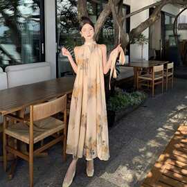 新中式挂脖连衣裙女2025夏季新款高级感气质收腰露肩度假国风长裙