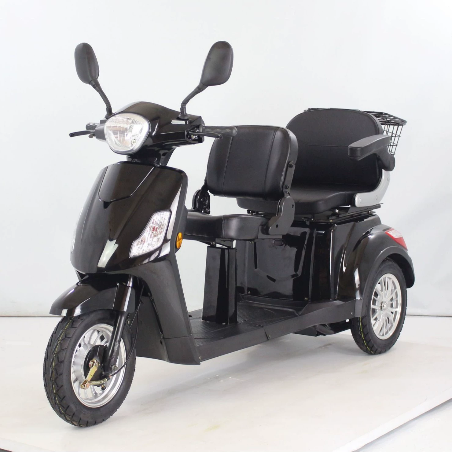 Экспорт двухместных электрических трициклов для домашнего использования, скутеров для пожилых людей, двухместных транспортных средств для отдыха и транспортных средств для инвалидов.