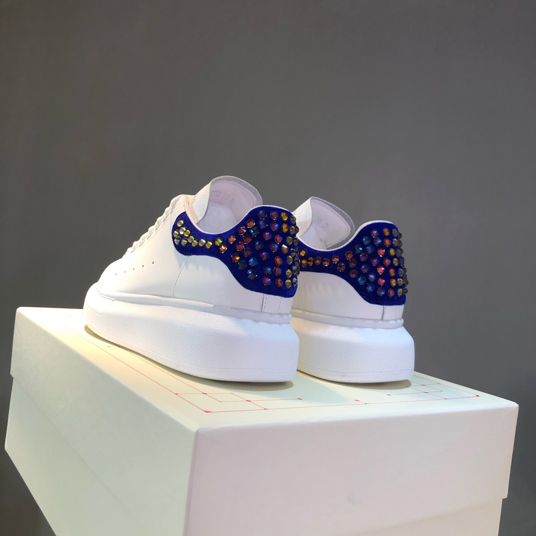 Versión superior de gama alta brillante diamante McQueen blanco zapatos de las mujeres flash diamante piel de vaca gruesa inferior aumento versátil deportes par zapatos casuales hombres