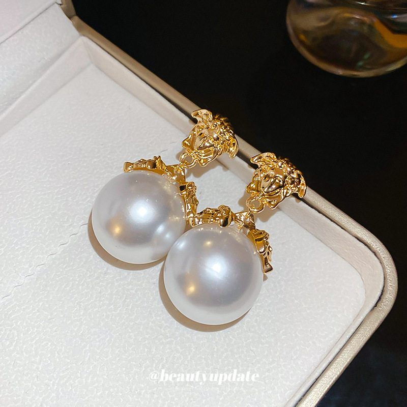 Aguja de plata Vintage Retrato Pendientes de perlas Pendientes de nicho femenino Pendientes de temperamento de moda Lujo ligero Sentido de alta gama