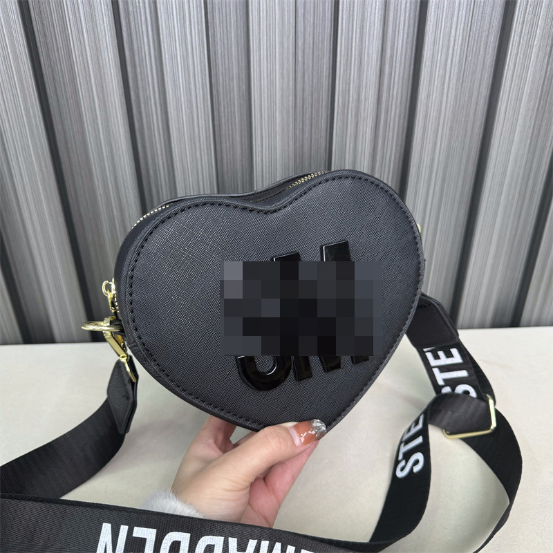 Bolso de hombro transfronterizo para mujer, sentido de alta gama, todo fósforo, letras al por mayor, bolso de mensajero simple, temperamento casual, bolso en forma de corazón