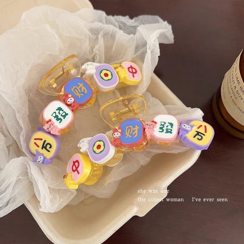 かわいい金持ちのマージャンは髪飾りを挟んでいます。|undefined