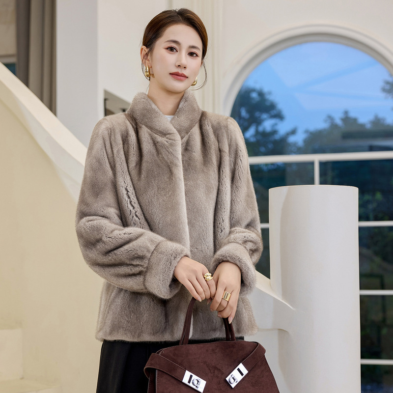 2025 New Style Real Mink Fur Coat, Haining Short Two-Layer Mink Fur Coat for Women, Whole Mink Fur Jacket, Short Style for Women